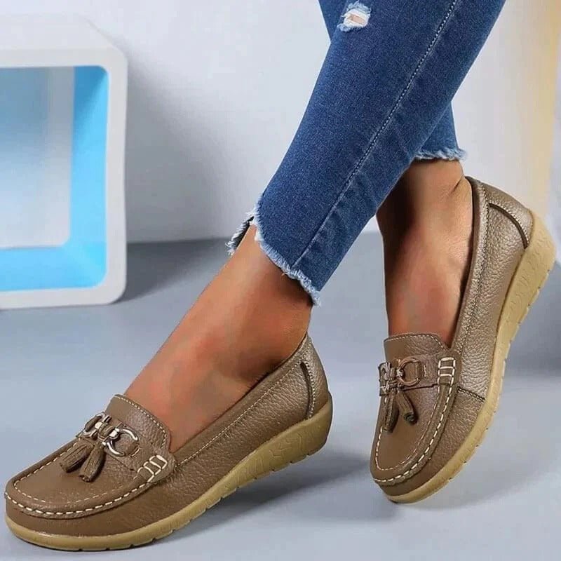 Mocassin Confort en Cuir à Pompon et Boucle Dorée pour Femme - Emilia Lane