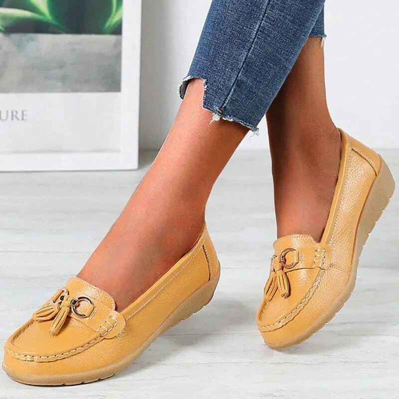 Mocassin Confort en Cuir à Pompon et Boucle Dorée pour Femme - Emilia Lane