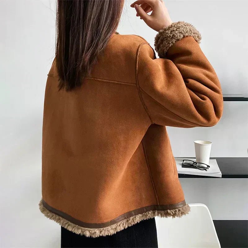 Veste Courte Structurée en Daim avec Bordures Effet Mouton pour Femme - Emilia Lane